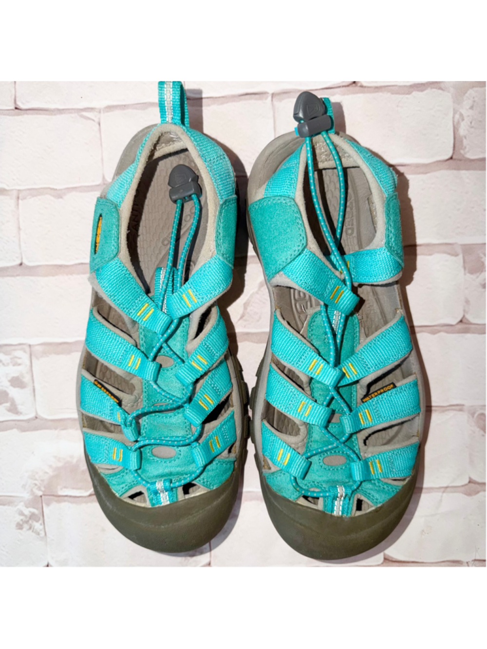 EUC Women's Size 8.5 Keen Waterproof Hiking Newport H2 Sandals Turquoise/Yellow
